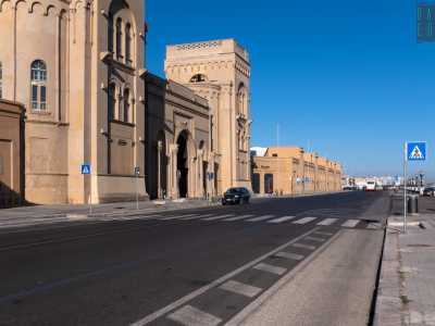 Costeggiando l�ingresso monumentale della Fiera del Levante...